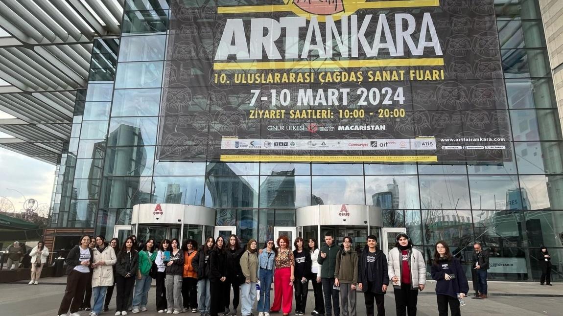 Her kademeden öğrencilerimizle Art Ankara Sanat Fuarında değerli sanatçılarımızın eserlerini izledik ve sanatçılarla eserleri hakkında sohbet ettik.